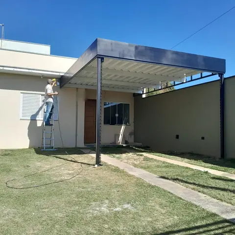 Pintura de uma cobertura metálica com pistola