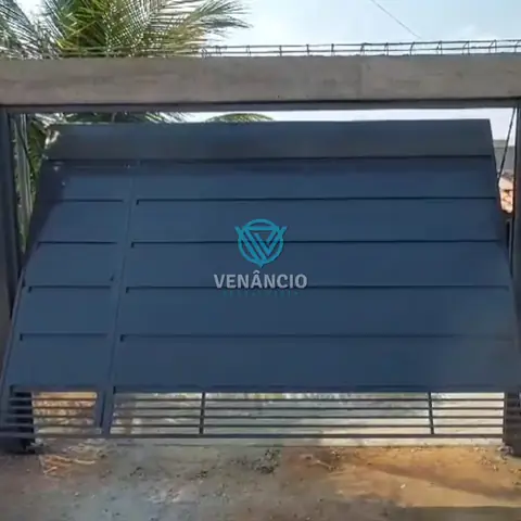 Portão grafite sendo instalado