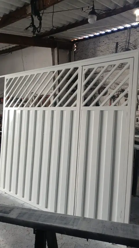 Portão branco com grade diagonal na oficina
